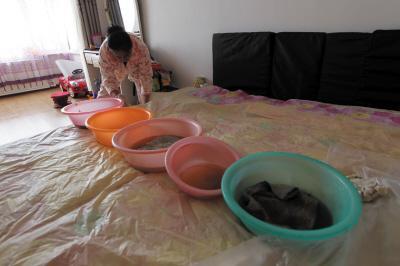 吉林楼上漏水，住户失联，小区没物管，业主维权难！律师来支招……